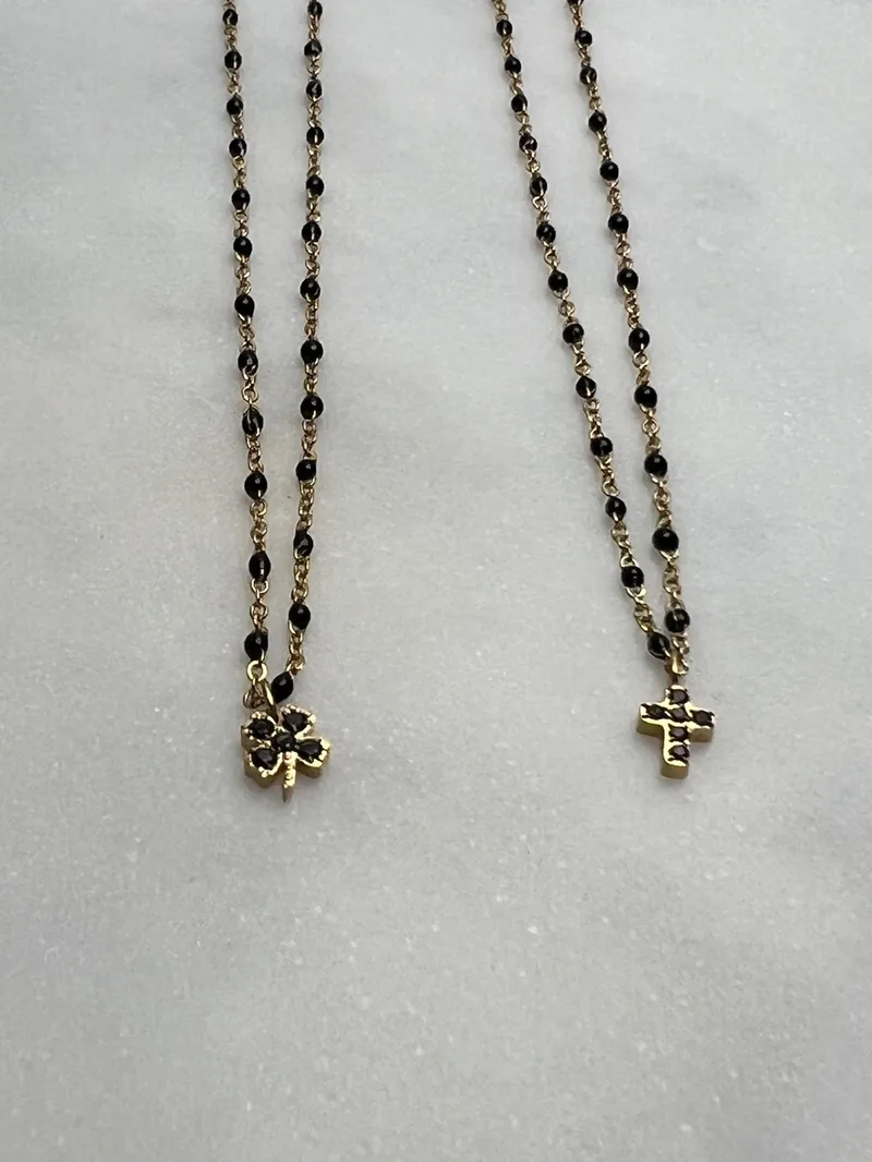 Collier Mona noir (trèfle, croix, oeil, étoile, éclair)