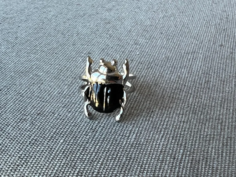 Bague ajustable Scarabée argentée et noire
