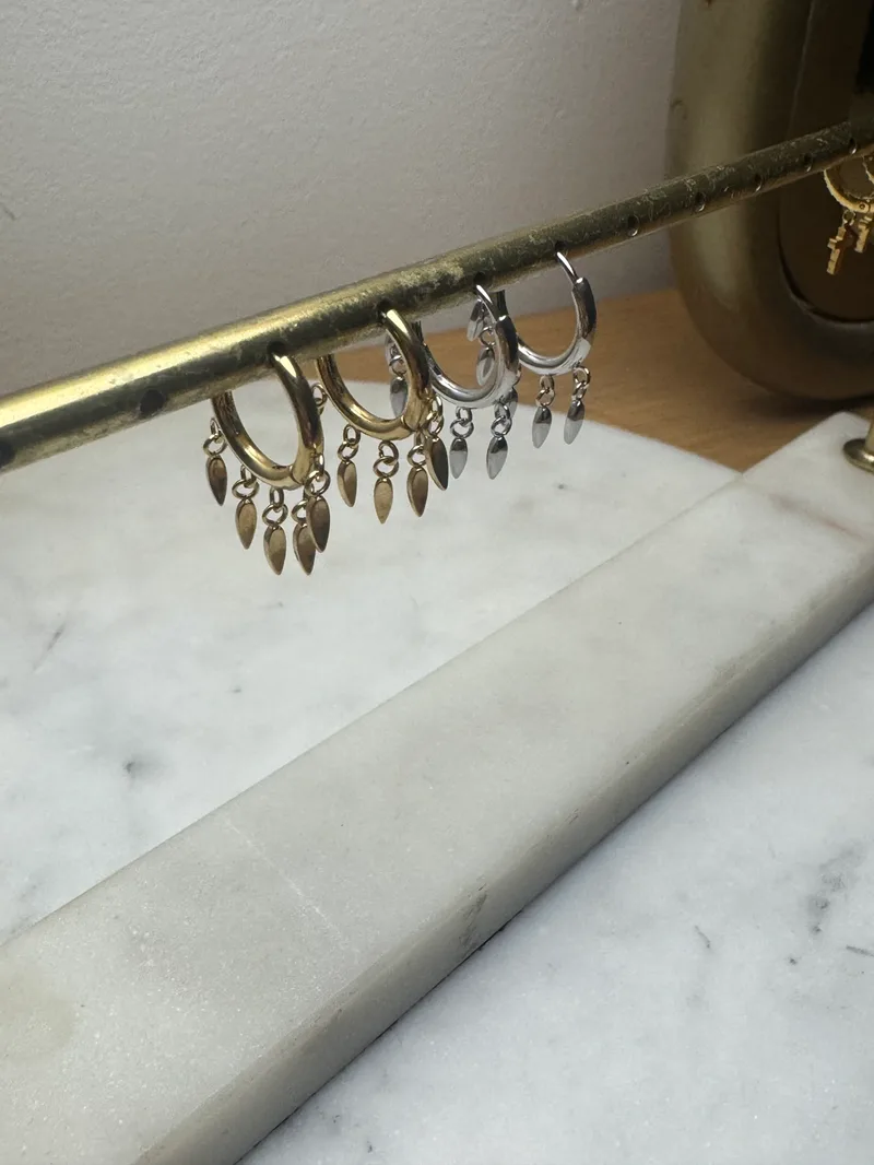 Paire de boucles d’oreilles (dorée ou argentée)