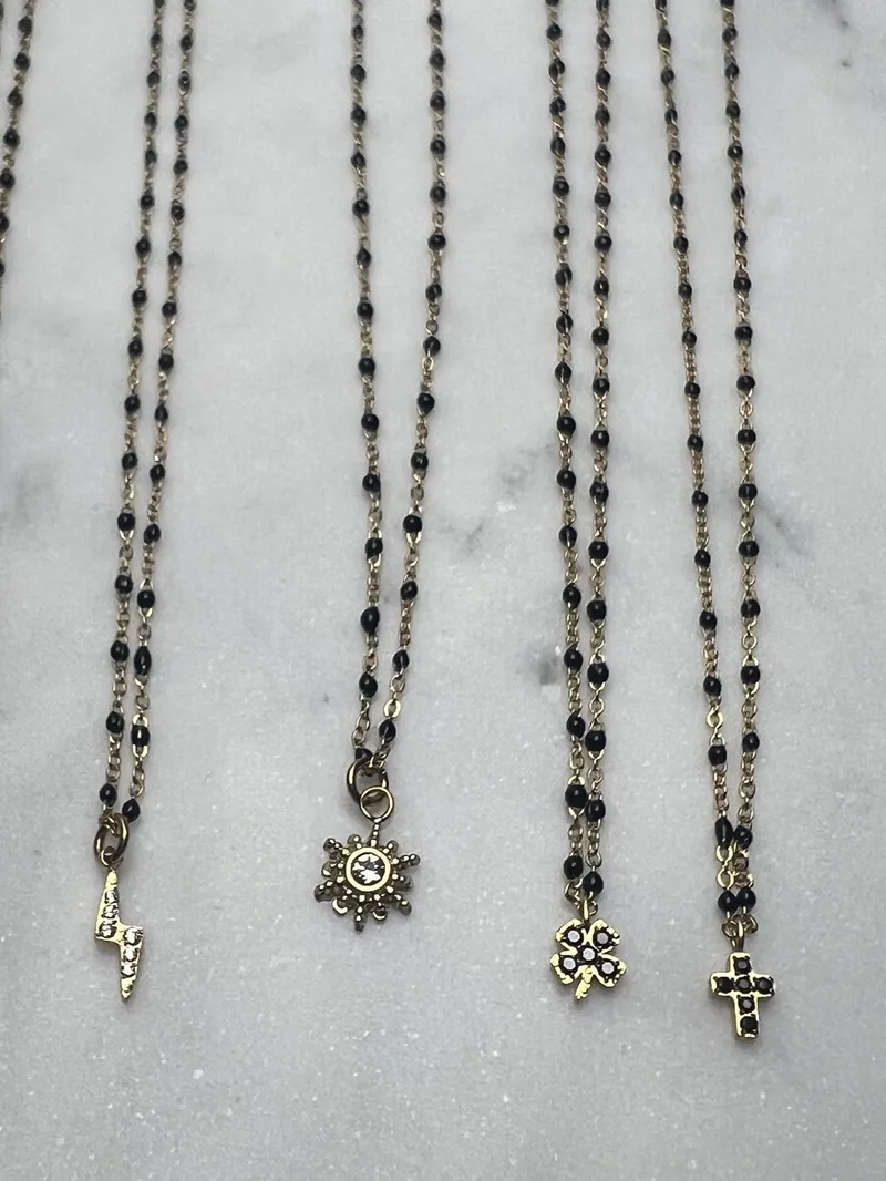 Collier Mona noir (trèfle, croix, oeil, étoile, éclair)