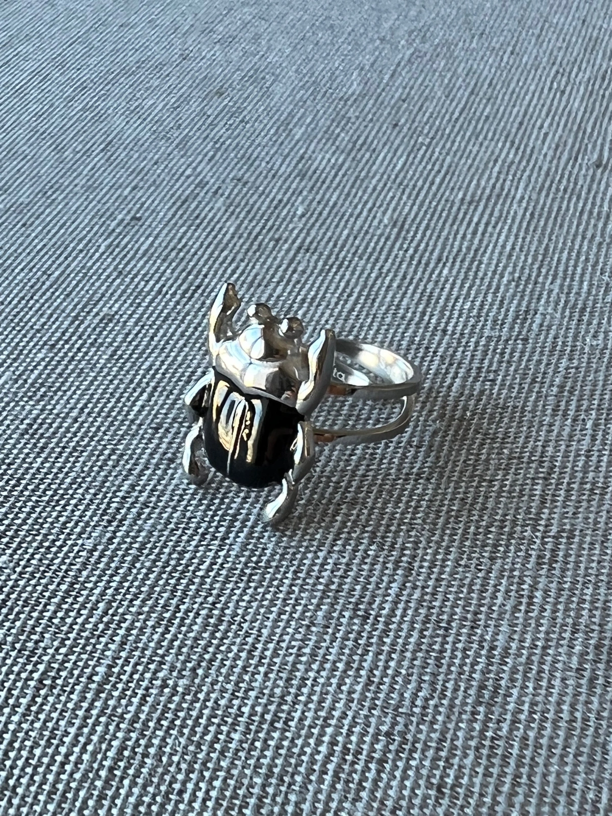 Bague ajustable Scarabée argentée et noire