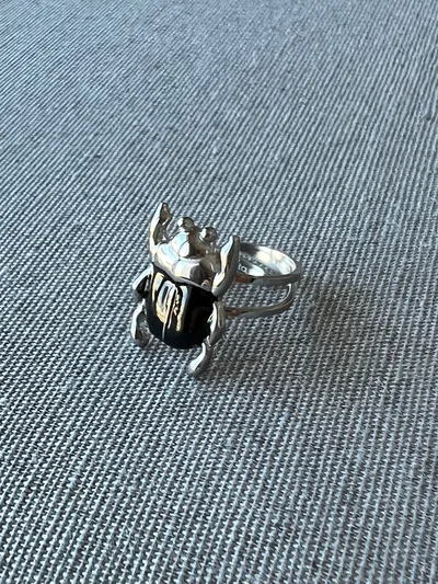 Bague ajustable Scarabée argentée et noire