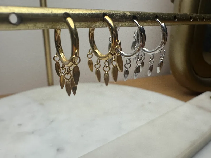 Paire de boucles d’oreilles (dorée ou argentée)