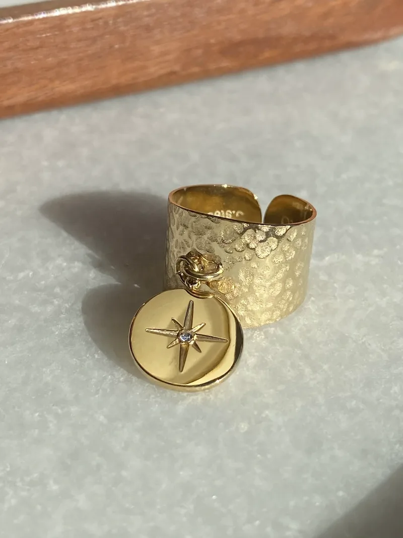 Bague ajustable dorée pampille Rose