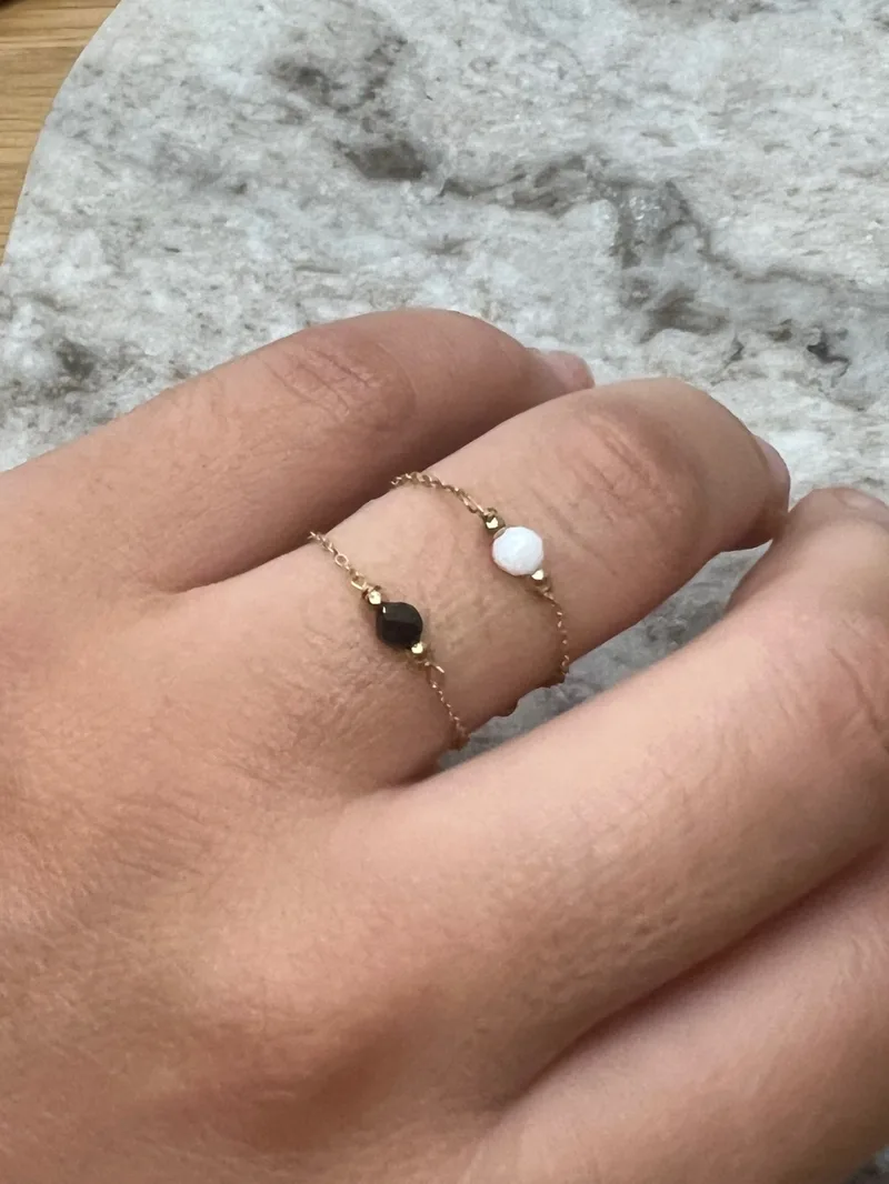 Bague ajustable chaine Zoé (blanc ou noir)