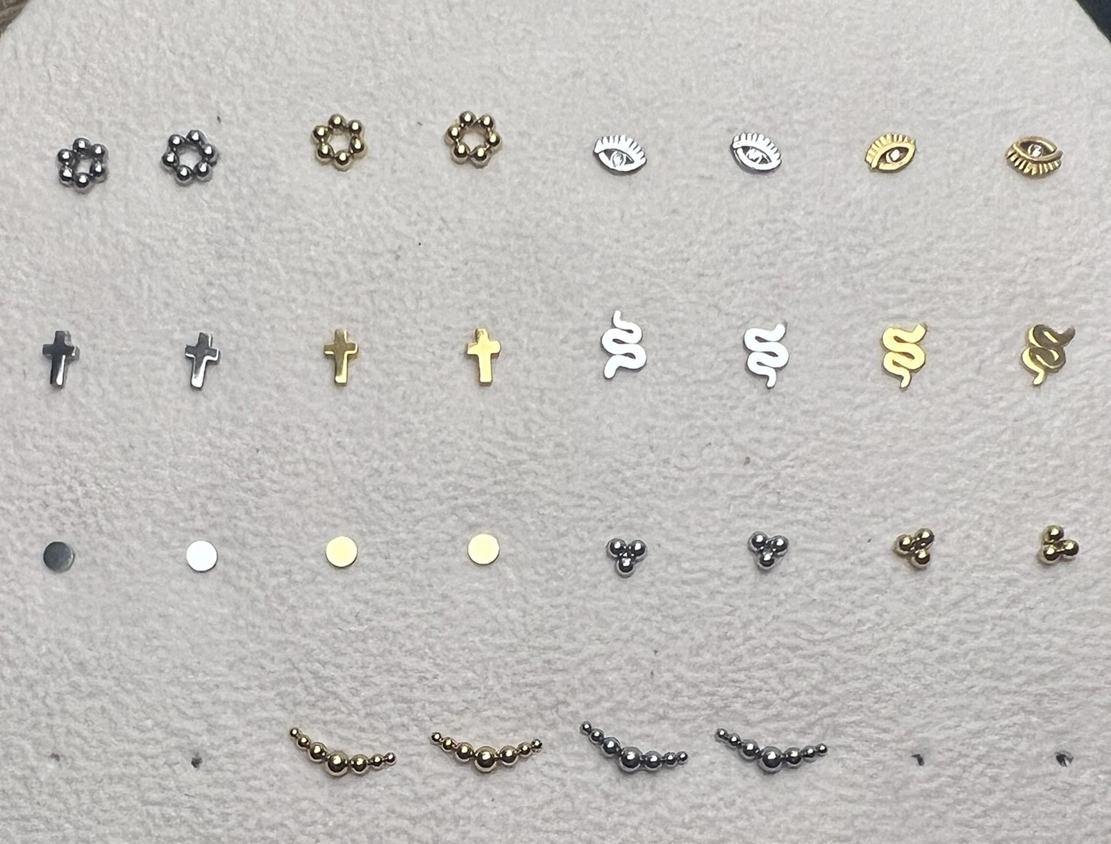 Puces (couronne, croix, serpent…)