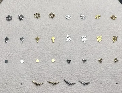 Puces (couronne, croix, serpent…)