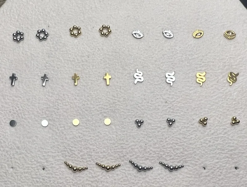 Puces (couronne, croix, serpent…)