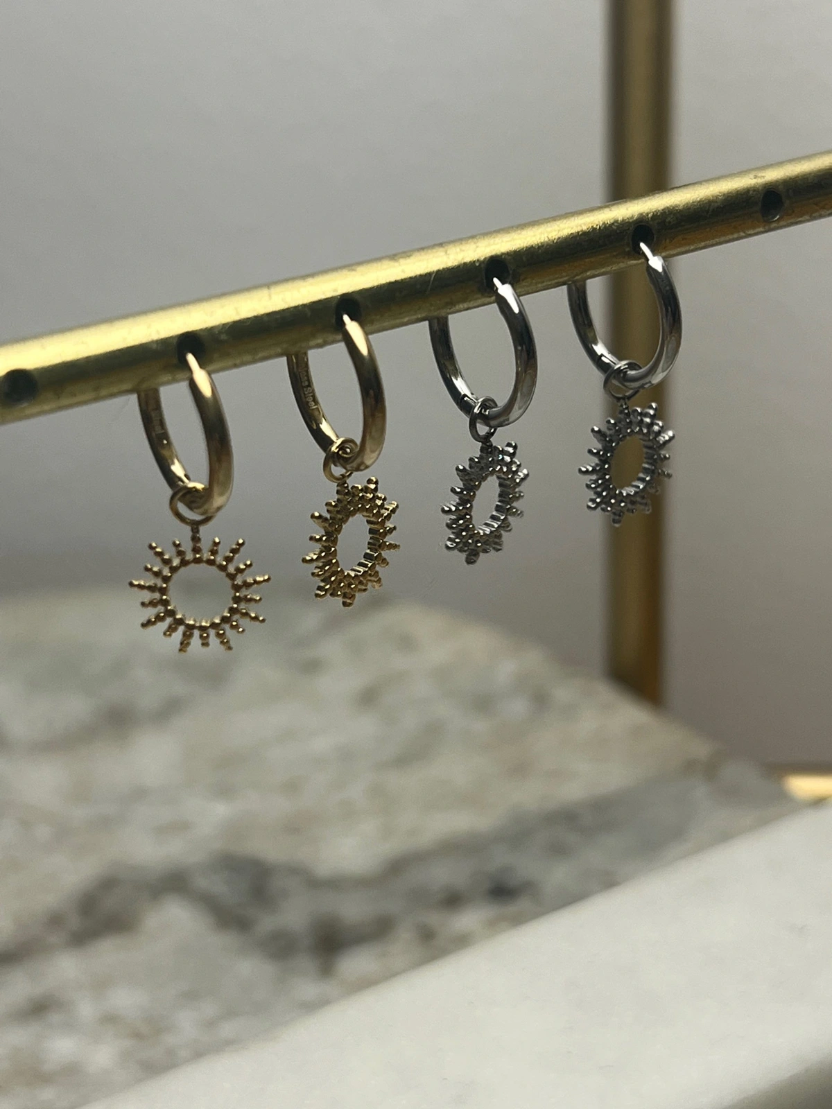 La paire de mini créoles Soleil (dorées ou argentées)
