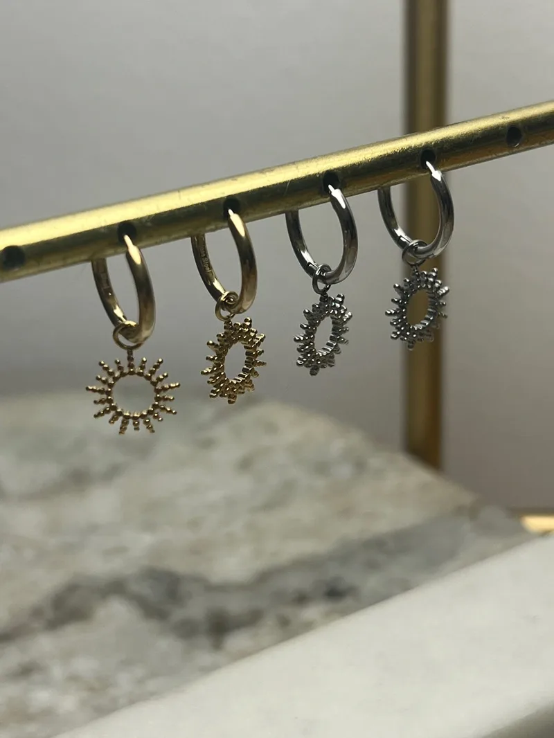 La paire de mini créoles Soleil  (dorées ou argentées)