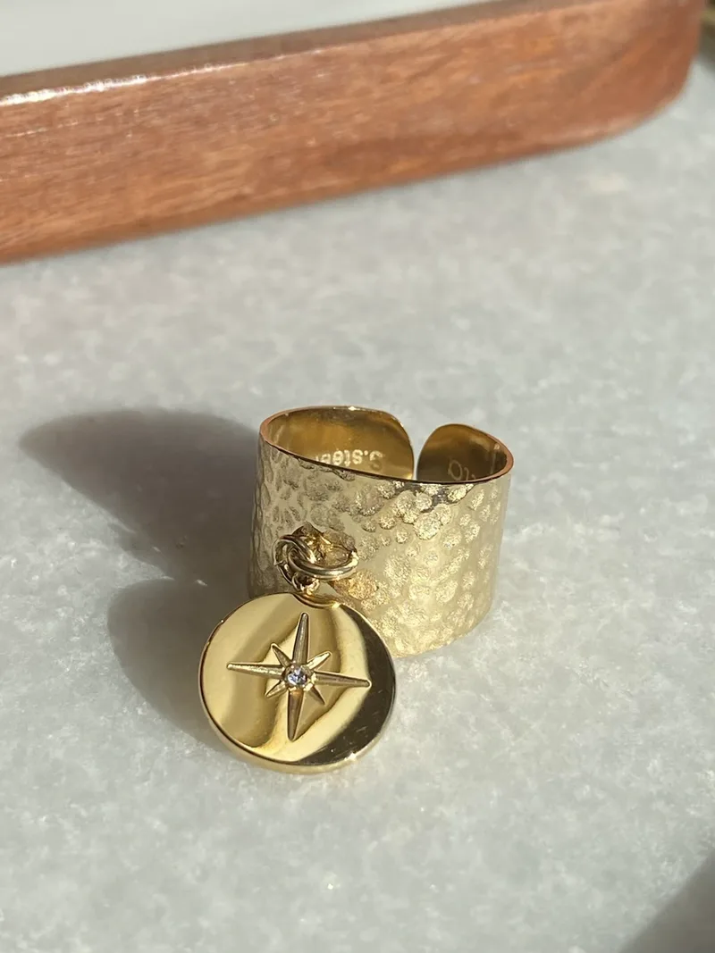 Bague ajustable dorée pampille Rose