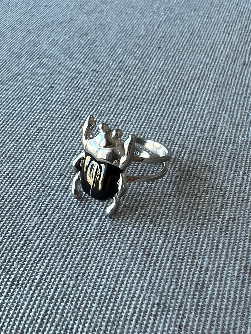 Bague ajustable Scarabée argentée et noire