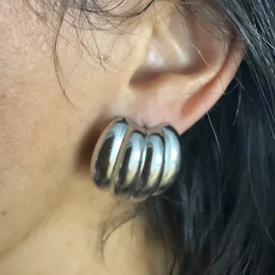 La paire de boucle Emma (dorée ou argentée)
