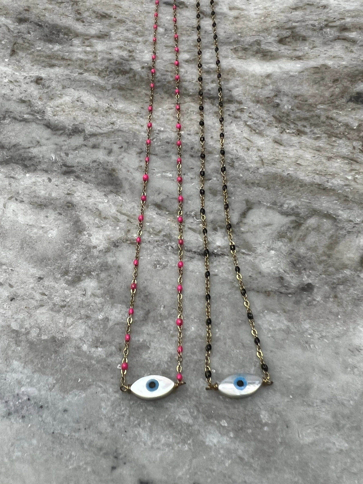 Collier Mona oeil (Fushia ou noir)